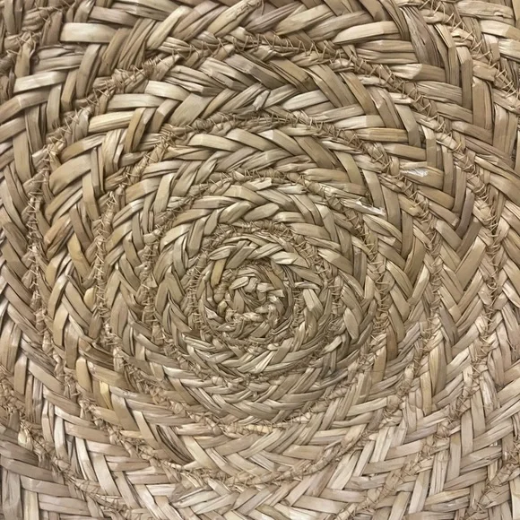 Round Straw Tote Bag - Natural Straw !! - Picture 3 of 3